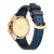 Pulsera para hombre con tapa trasera abierta y correa de cuero azul, fondo dorado