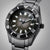 Reloj de buceo negro con bisel negro, índices luminosos y correa de metal