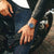 Pulsera de acero inoxidable para hombre en la muñeca con esfera azul, vista lateral de la forma de la caja