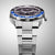 Reloj de hombre visto de frente con bisel GMT azul, esfera negra y correa de acero inoxidable