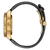 Armbanduhr-Ansicht von der Seite: goldfarbenes Gehäuse und schwarzes Lederarmband.