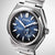 Reloj de hombre primer plano: esfera azul, índices luminosos y contador de segundos, bisel de titanio