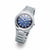 Reloj de hombre frontal con esfera azul, índices finos y brazalete de metal
