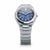 Reloj de hombre, vista 3/4: esfera azul con texto automático, correa de metal plateado