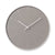 Beige Wanduhr mit grauem Zifferblatt und schlichten silbernen Zeigern