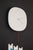 Weiße runde Wanduhr mit Zeigern und rotem Pendelstreifen an der Wand