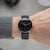Reloj automático unisex en la muñeca, correa de cuero negra y esfera negra con manecillas rojas