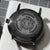 Fondo de reloj con grabado, caja negra y correa de cuero negra