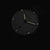 Reloj de hombre con esfera oscura y manecillas luminosas en la oscuridad