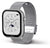 Smartwatch con pantalla cuadrada, correa de malla plateada y cierre metálico lateral