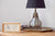 Mały zegar stołowy o wyglądzie naturalnego drewna z analogowym termometrem i higrometrem