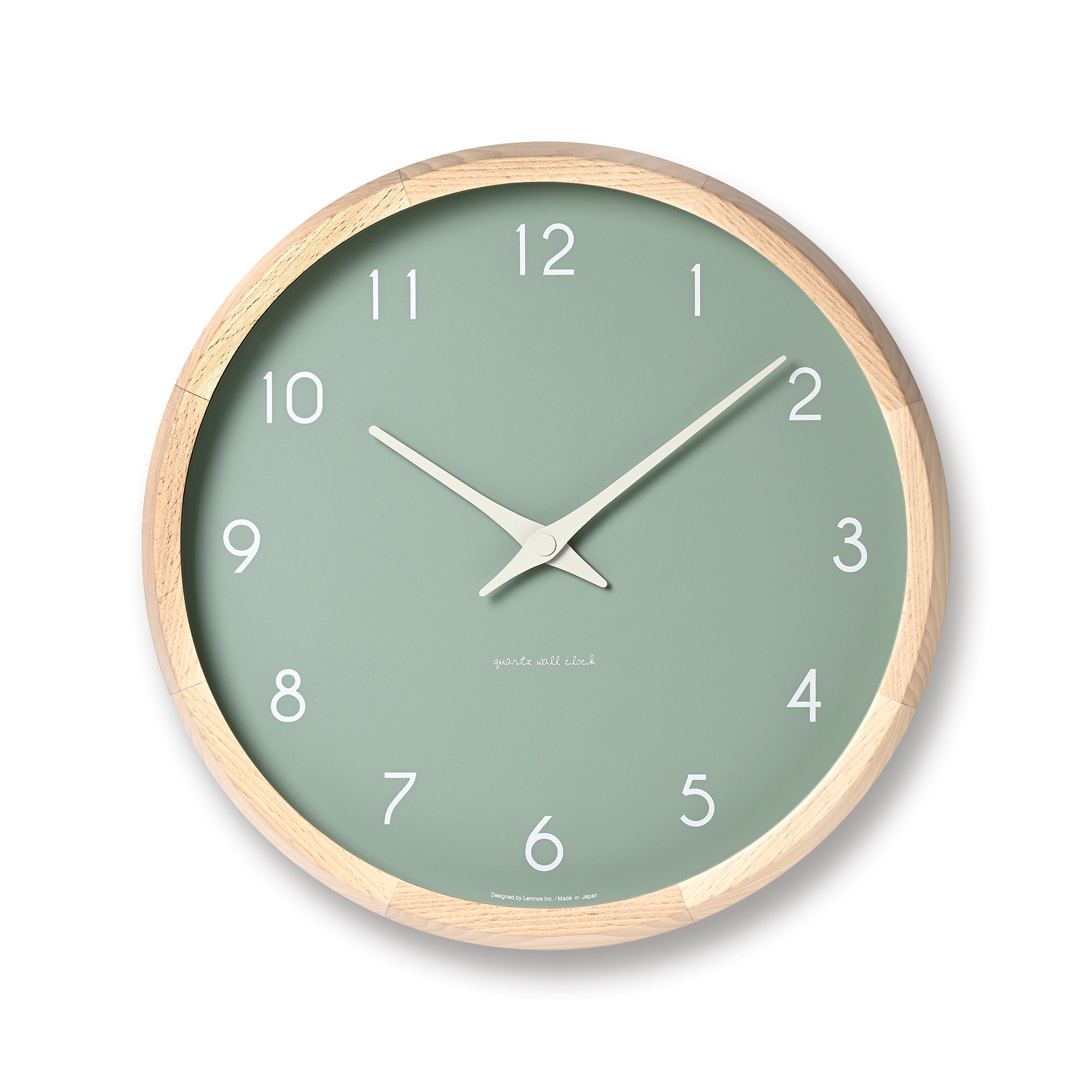 Wanduhr mit grünem Zifferblatt und hellem Buchenholzrahmen