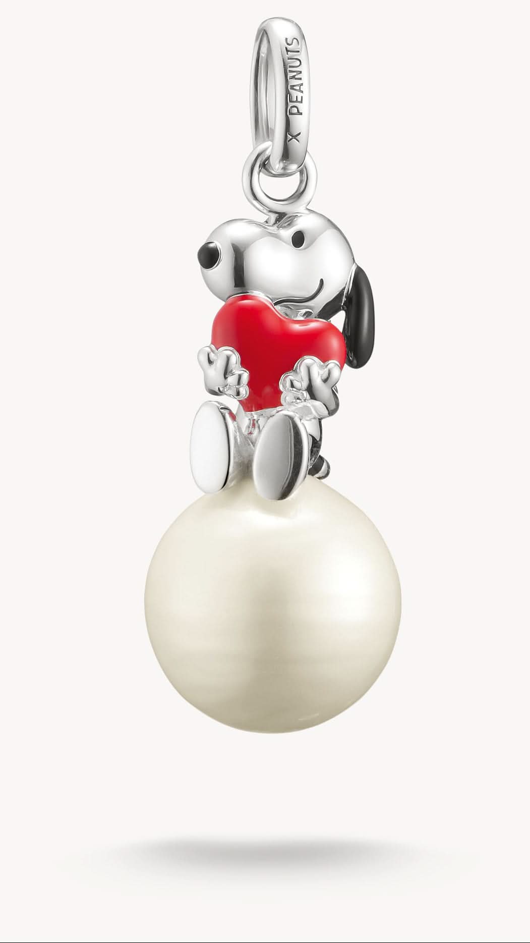 Colgante de plata de ley 925 reciclada con Snoopy y bufanda roja con corazón sobre bola de nieve
