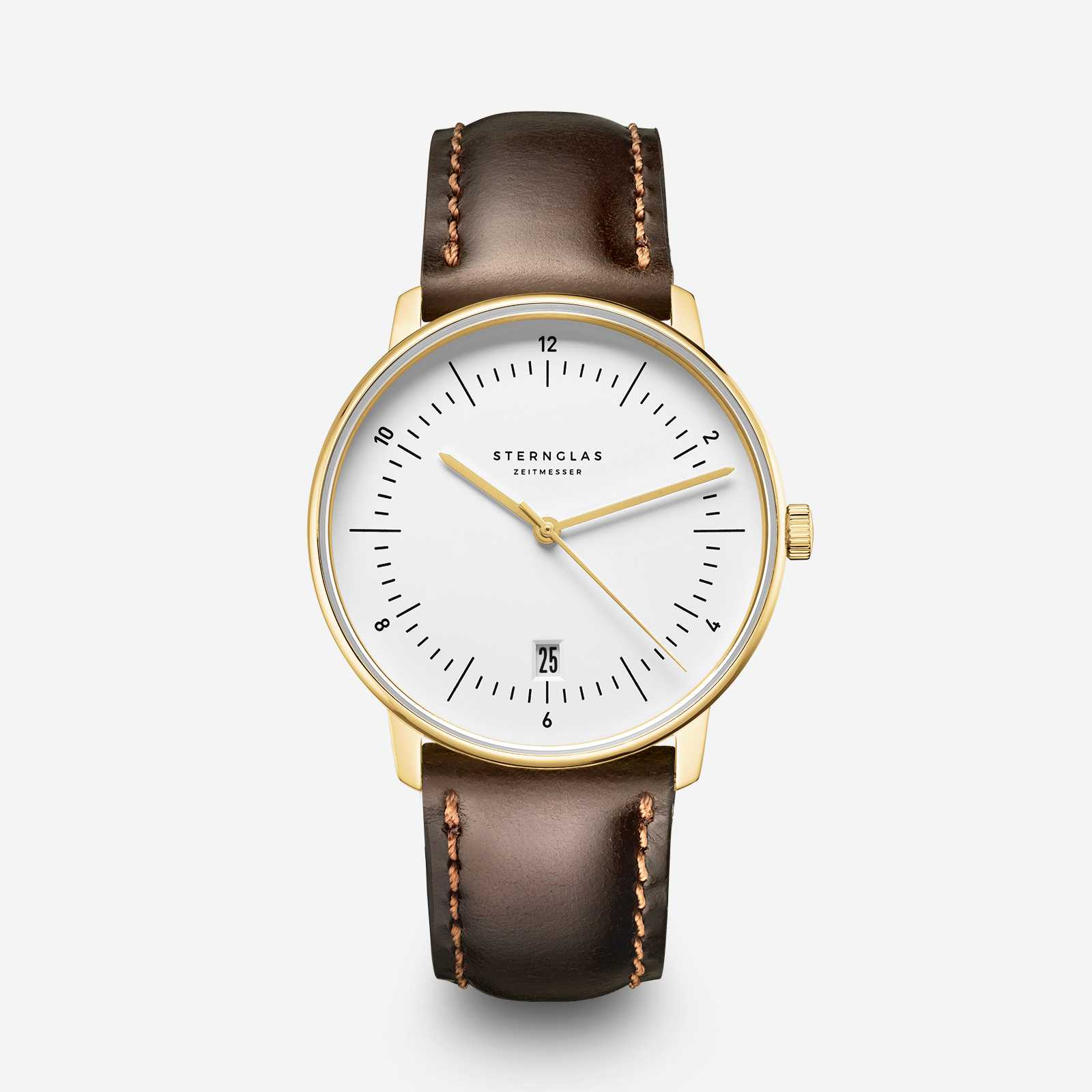 Imagen de un bolso Naos Edition Heritage blanco y dorado con detalles en cuero marrón oscuro, visto de frente con un fondo gris.