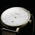 "Reloj de mujer con esfera blanca, movimiento de agujas dorado y correa de malla"