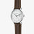 Reloj de hombre, vista lateral, con esfera blanca, manecillas verdes y correa de cuero marrón