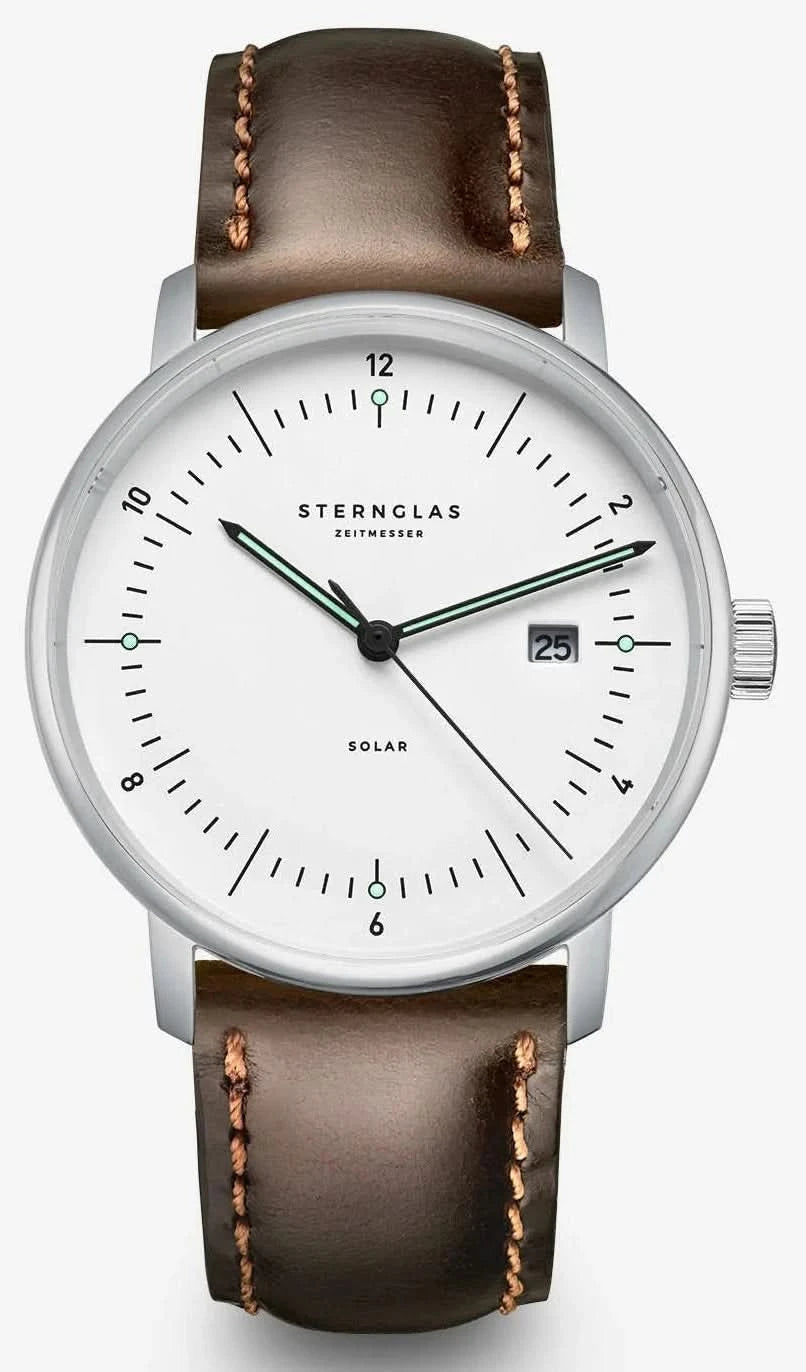 Reloj de hombre con correa de cuero marrón y esfera blanca, caja redonda de acero