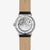 Reloj automático unisex con movimiento visible, correa de cuero beige y caja plateada