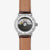 Pulsera de hombre con correa de cuero marrón y movimiento automático visible en la tapa trasera