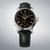 Reloj de hombre con esfera negra, números romanos dorados y correa de cuero