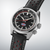 Reloj Seiko Prospex para hombre con esfera negra, detalles rojos y correa de cuero negra.