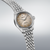 Reloj Seiko Presage para hombre, esfera en tono oro rosa, brazalete de acero inoxidable, vista en ángulo
