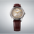 Reloj de hombre con correa de cuero marrón, caja redonda y esfera beige