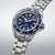 Reloj de hombre con esfera azul e índices luminosos, caja de acero inoxidable y correa de metal
