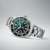 Reloj de hombre en diagonal con esfera verde, caja de acero plateado y pulsera ancha
