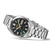 Pulsera de hombre vista de lado: correa de acero inoxidable plateada, esfera verde oscuro con ventana de fecha