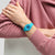 Swatch Skin SS08N114 Radiantly Teal Damenuhr • Ultra-dünnes Gehäuse aus biobasierten Materialien • Farbverlauf-Zifferblatt