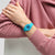 Swatch Skin SS08N114 Radiantly Teal Damenuhr • Ultra-dünnes Gehäuse aus biobasierten Materialien • Farbverlauf-Zifferblatt