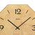 Esfera de reloj de pared en primer plano con el número 12, el logotipo de AMS y manecillas negras