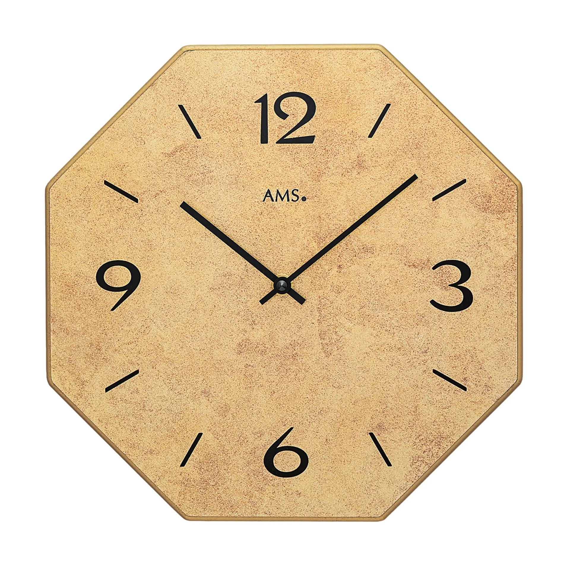 Reloj de pared con esfera dorada, números negros y logo de AMS