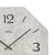 Detalle de esfera de reloj de pared, octogonal gris claro con números arábigos y manecillas negras