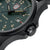 Vista detallada del reloj Luminox para hombre: corona y borde de la caja, inscripción en la pulsera, índice