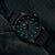 Reloj Luminox para hombre en la muñeca, caja redonda negra, manecillas luminosas e índices verdes