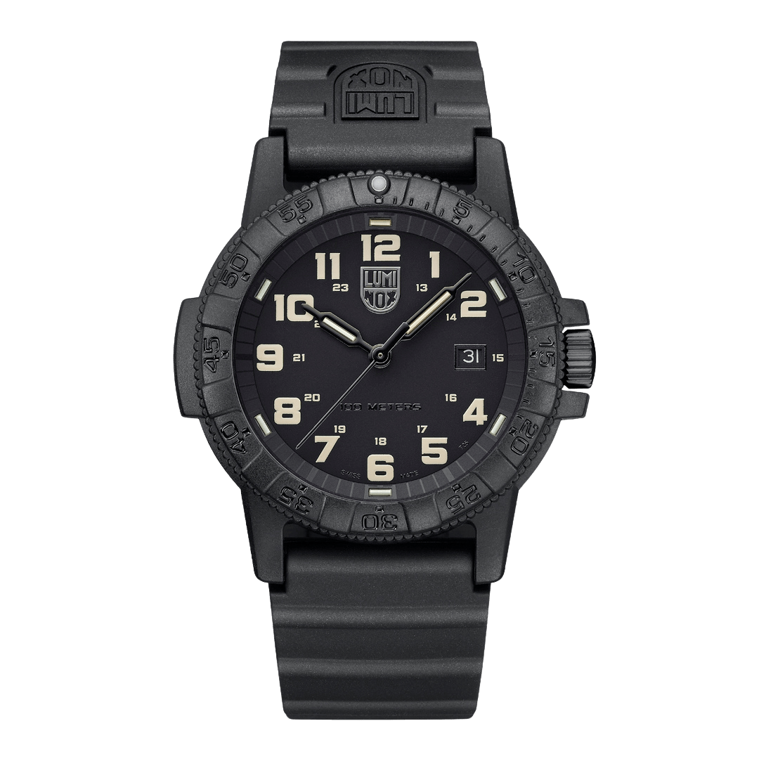 Reloj Luminox Sea Turtle Giant 0330 con esfera negra y correa de caucho, vista frontal sobre fondo blanco.