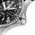 Pulsera de hombre: Vista de cerca del bisel, la corona y la esfera con la fecha "SAM 31"