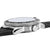 Reloj de hombre vista lateral: bisel y corona moleteados en caja plateada, correa negra