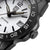 Luminox Taucheruhr-Detail: Krone und Minutenanzeige am schwarzen Gehäuse