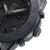 Vista detallada del reloj de pulsera para hombre: bisel estriado, corona y pulsadores negros en la caja