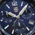 Primer plano de la esfera del reloj de pulsera para hombre: azul, manecillas luminosas, fecha a las 3