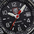 Esfera de reloj para hombre: fondo negro, logo LUMINOX, ventana de fecha y manecillas rojas.