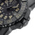 Pulsera de hombre, vista lateral: caja negra con ventana de fecha y bisel distintivo
