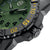 Detalle de reloj para hombre: bisel negro con marcadores de esfera amarillos y protector de corona