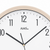 Funk-Wanduhr, Detailansicht: beiger Rand, weiße Skala, schwarze Zeiger und AMS.