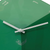 Reloj de pared de acrílico, cubo verde en detalle: manecillas blancas y logo Hermle