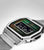 Reloj digital con caja plateada y pantalla LCD verde, correa de malla a la vista