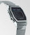 Reloj digital rectangular con caja plateada y correa de malla de acero inoxidable, en ángulo